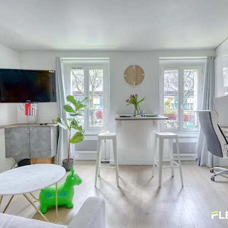Beautiful And Bright Elegant Parisian 1-bedroom Parigi