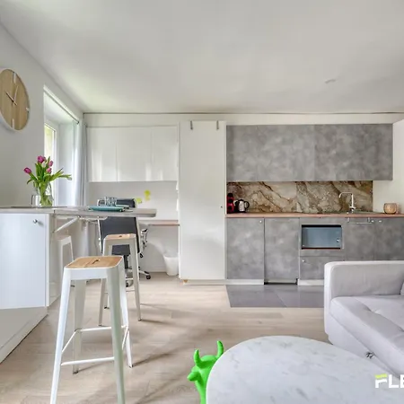 Beautiful And Bright Elegant Parisian 1-bedroom Parigi