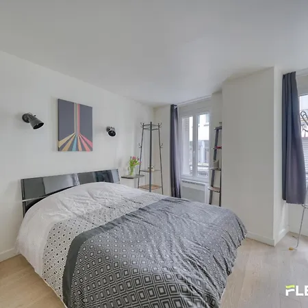 Beautiful And Bright Elegant Parisian 1-bedroom Appartamento Parigi