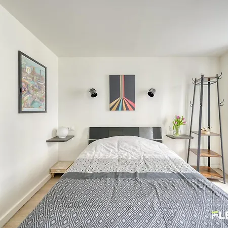 Beautiful And Bright Elegant Parisian 1-bedroom Parigi