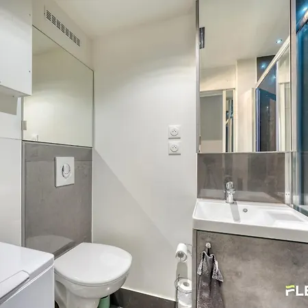 Beautiful And Bright Elegant Parisian 1-bedroom Appartamento Parigi